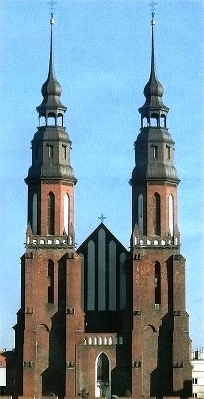 Fot. 2. Wieże katedry opolskiej.