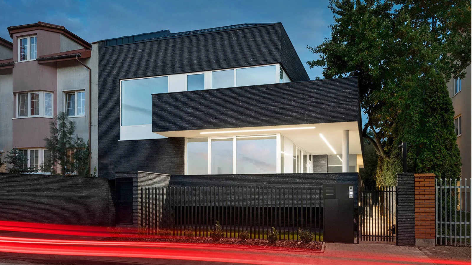 dzc-0433-dom-z-grafitu-