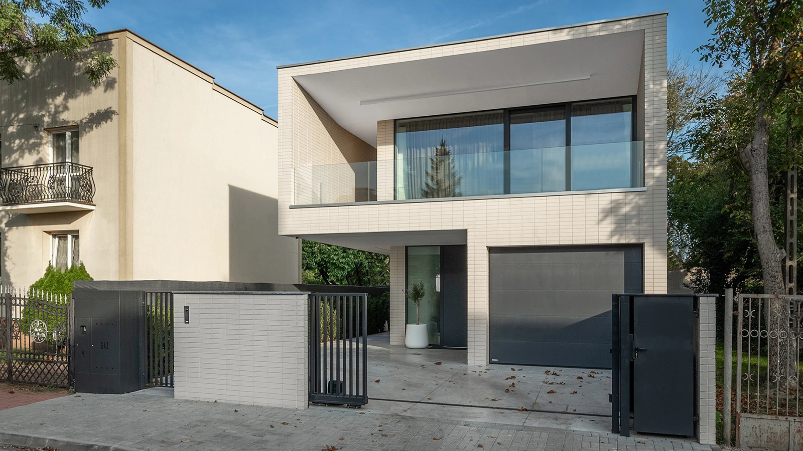 dzc-0836-slim-house-