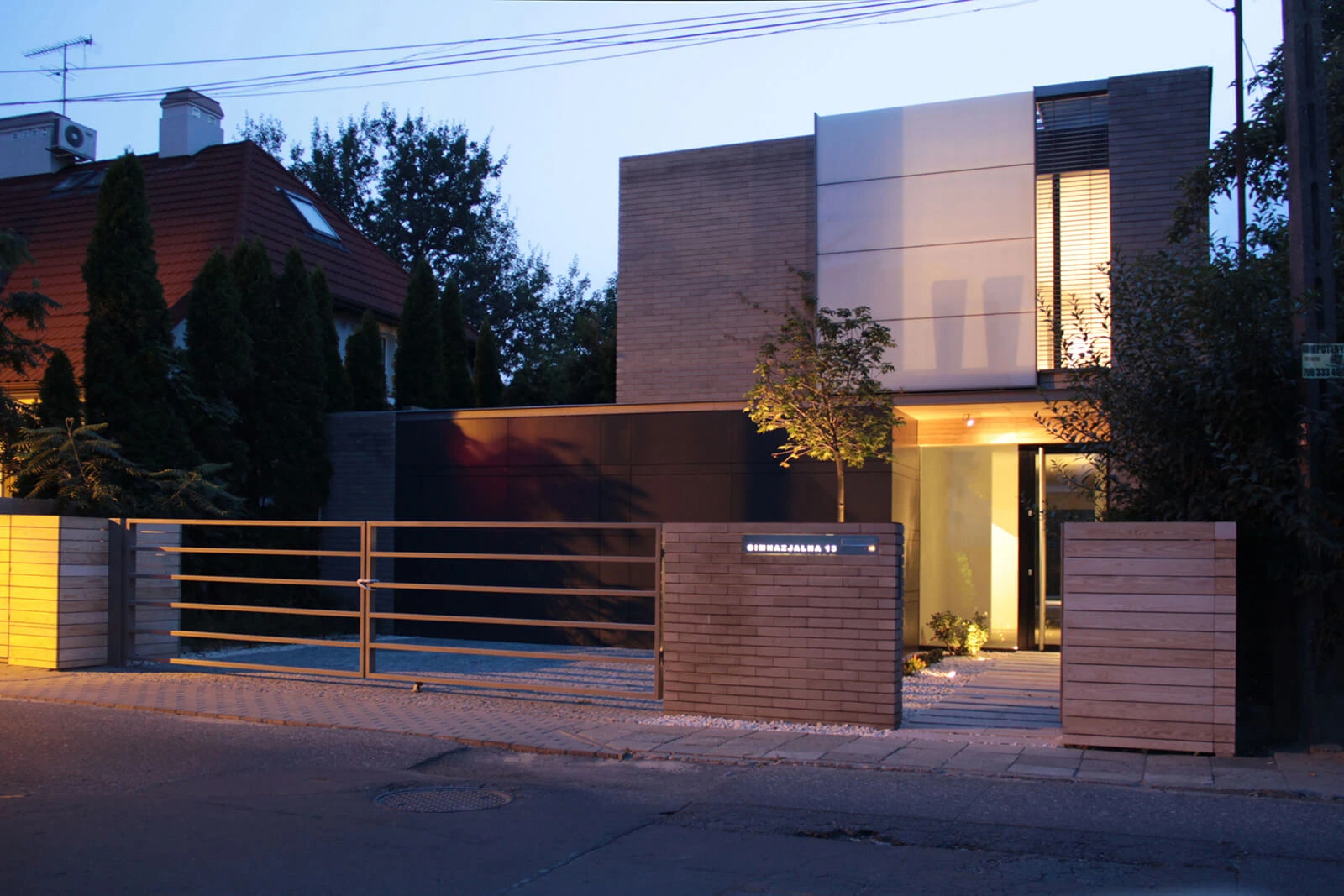 dzc-0516-dom-na-waskiej-dzialce-01