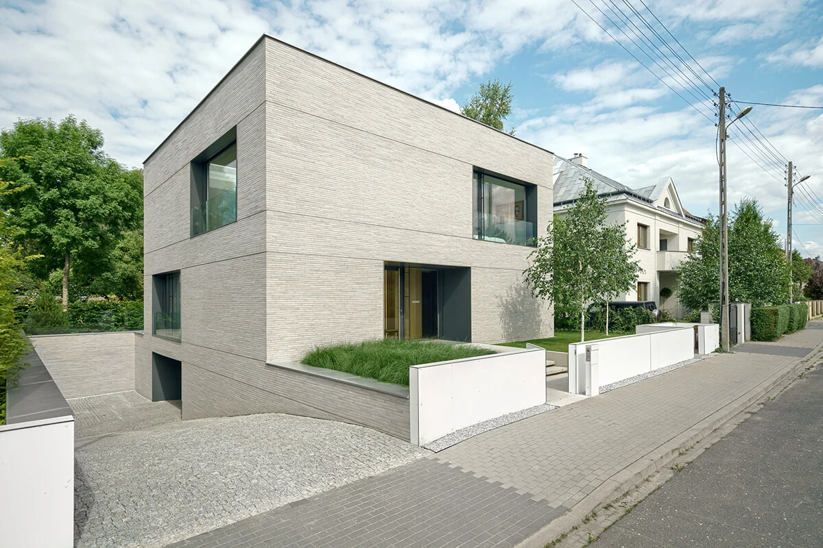 dzc-0501-dom-rozciety-01