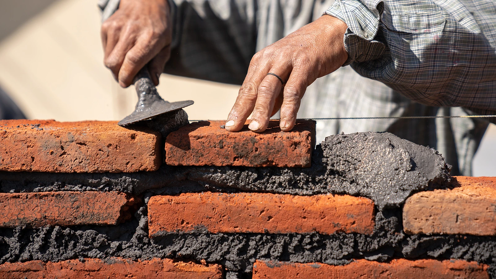 zaprawy-murarskie-i-tynkarskie-do-wykonywania-scian-z-wyrobow-ceramicznych