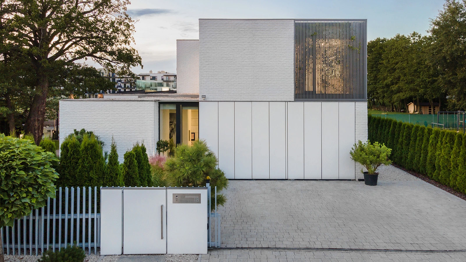 dzc-0560-dom-pod-drzewem-