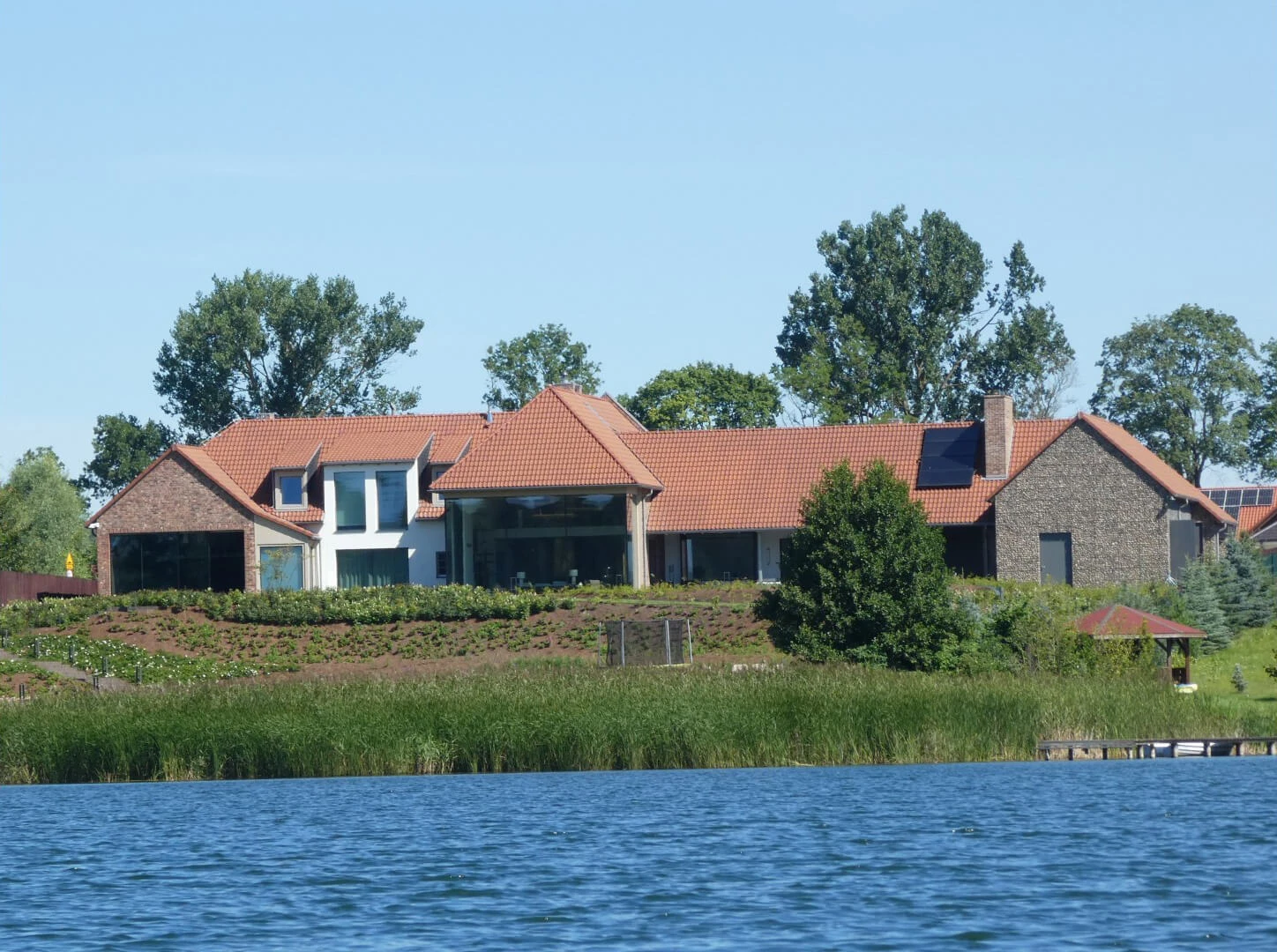 dzc-0643-dom-nad-wietrznym-jeziorem-01