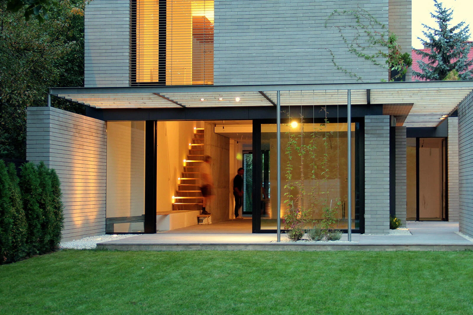 dzc-0516-dom-na-waskiej-dzialce-08