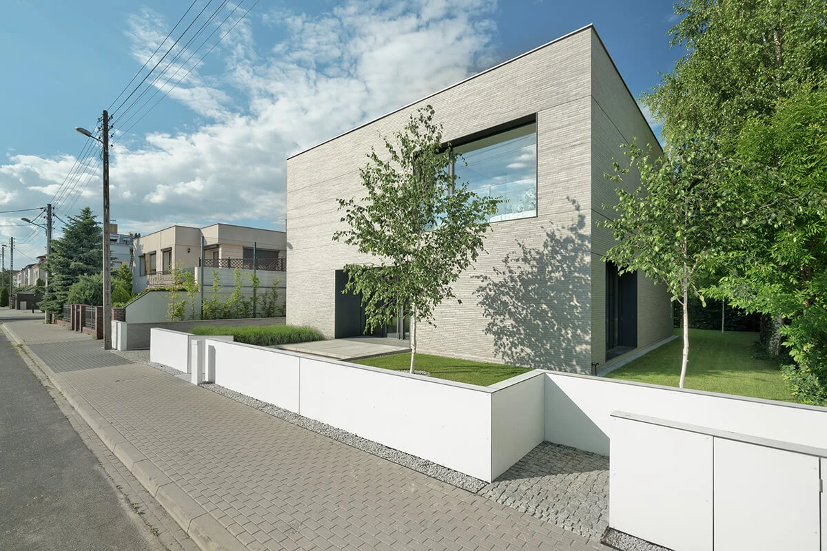 dzc-0501-dom-rozciety-03