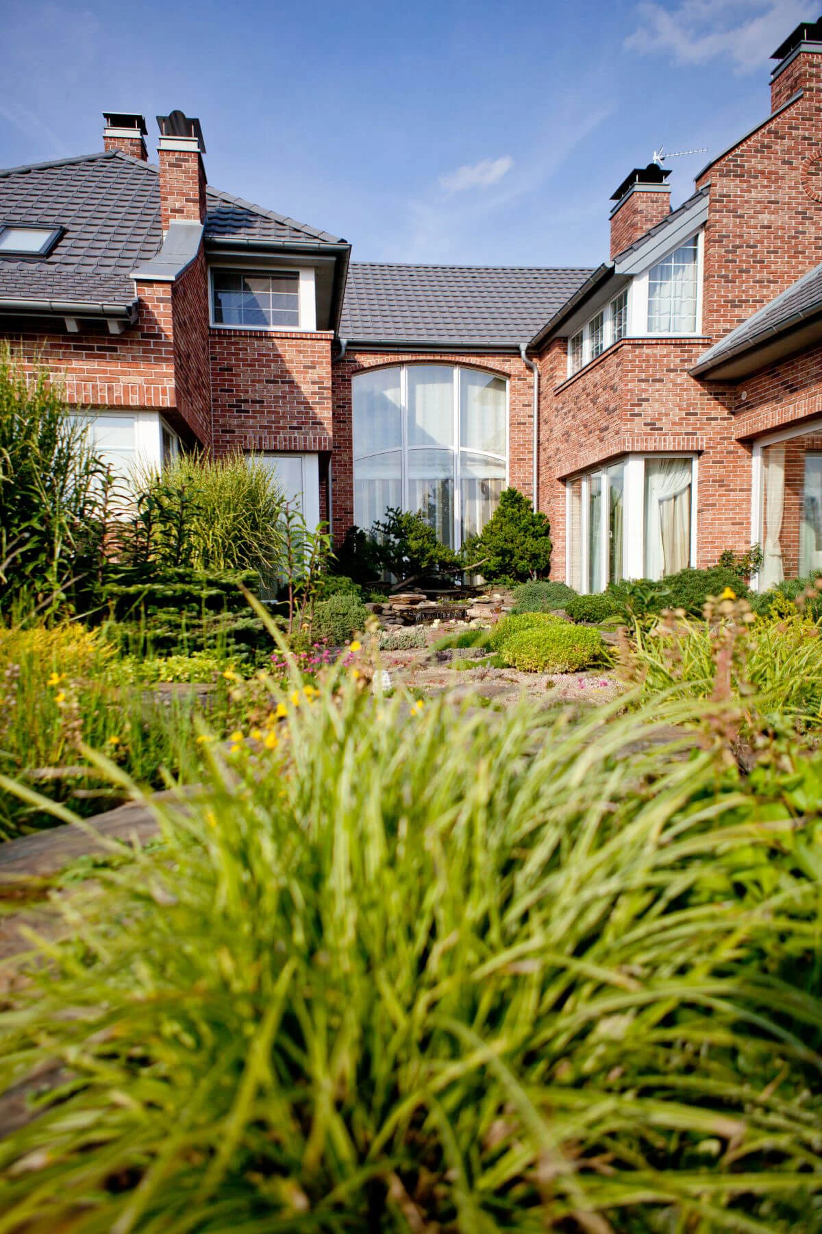 dzc-0285-dom-w-ogrodzie-01