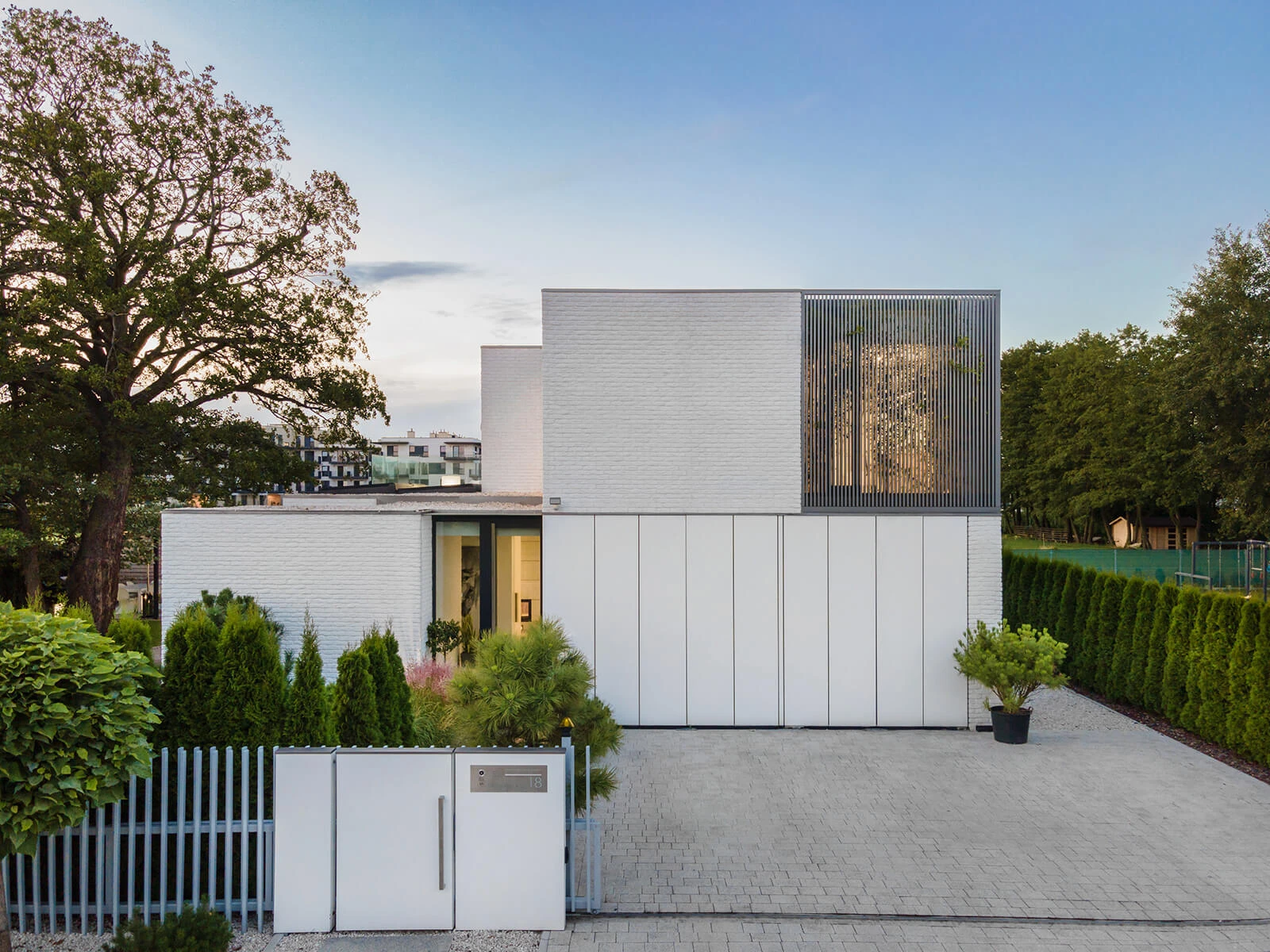 dzc-0560-dom-pod-drzewem-02