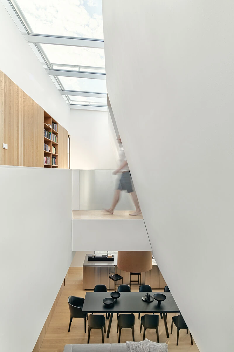 dzc-0501-dom-rozciety-07