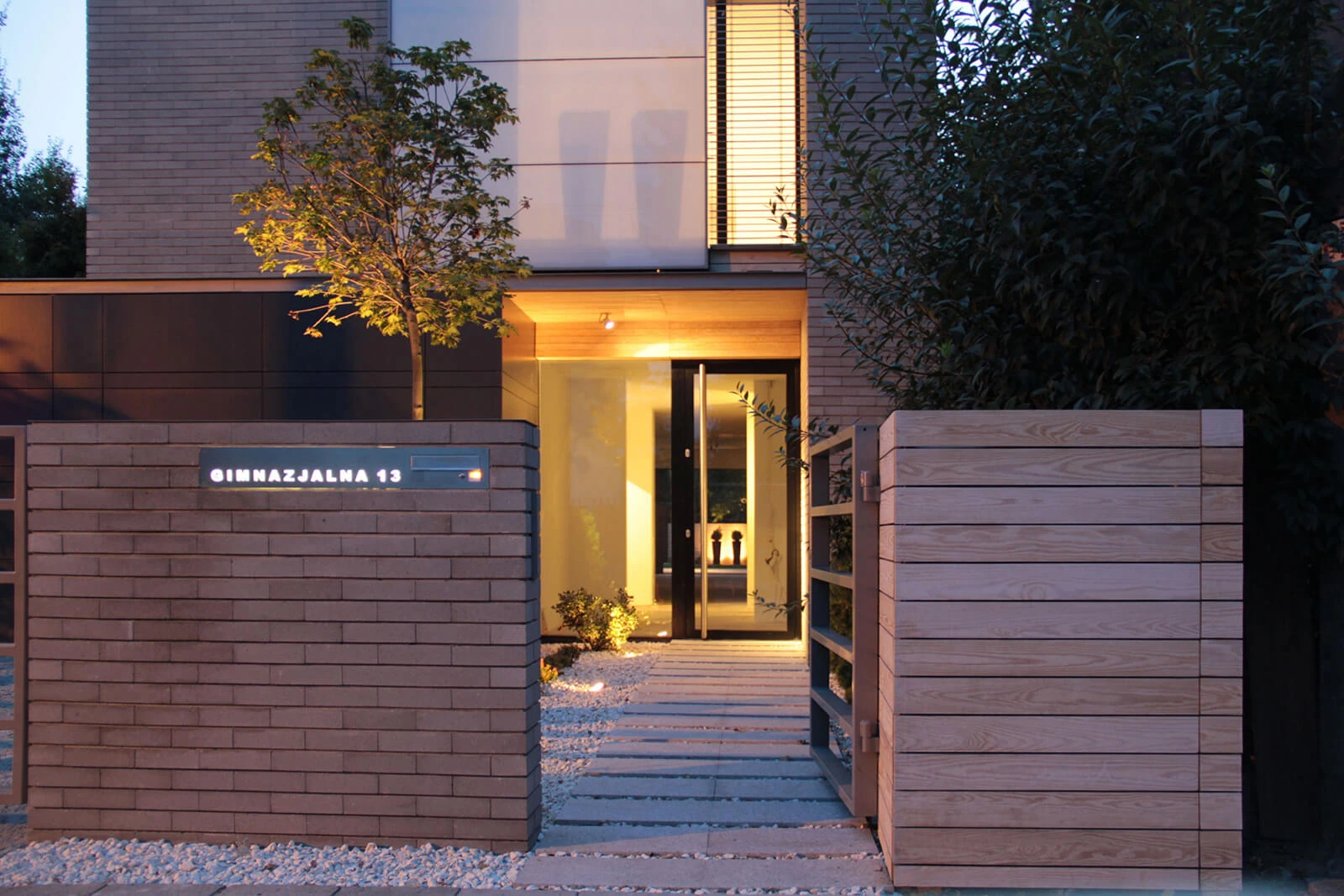 dzc-0516-dom-na-waskiej-dzialce-02