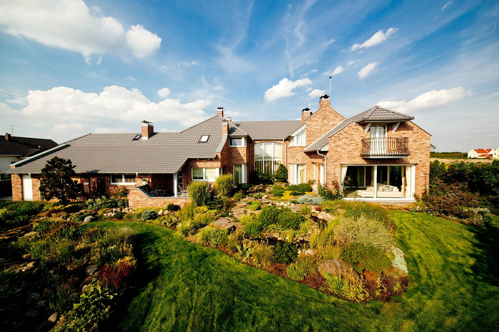 dzc-0285-dom-w-ogrodzie-06