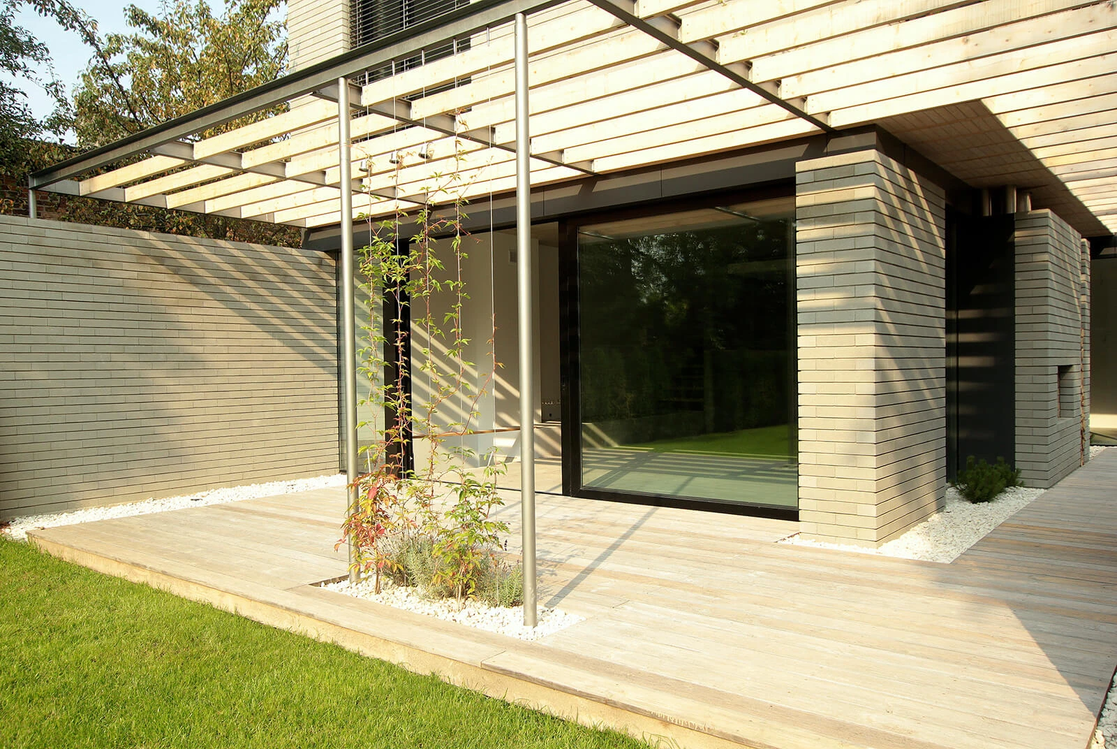 dzc-0516-dom-na-waskiej-dzialce-05