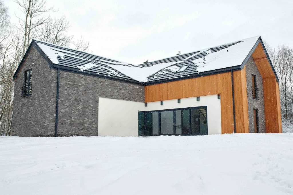 dzc-0203-dom-z-kinem-01