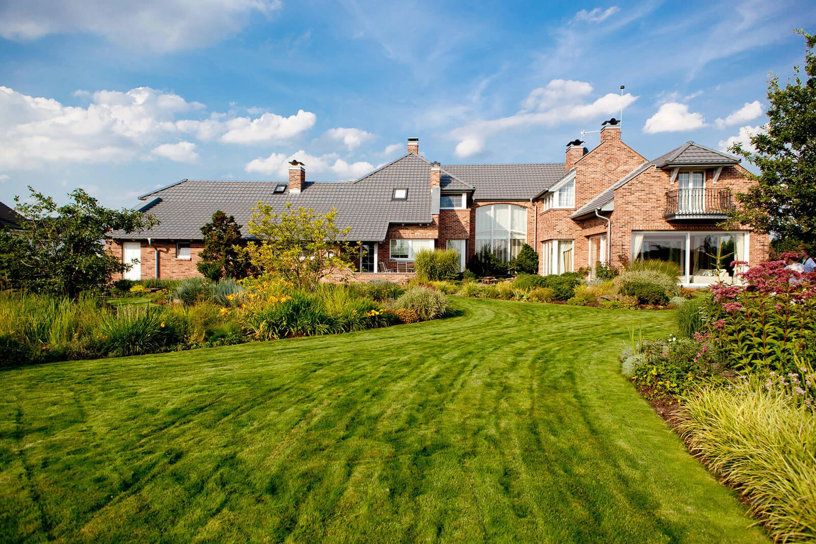 dzc-0285-dom-w-ogrodzie-02