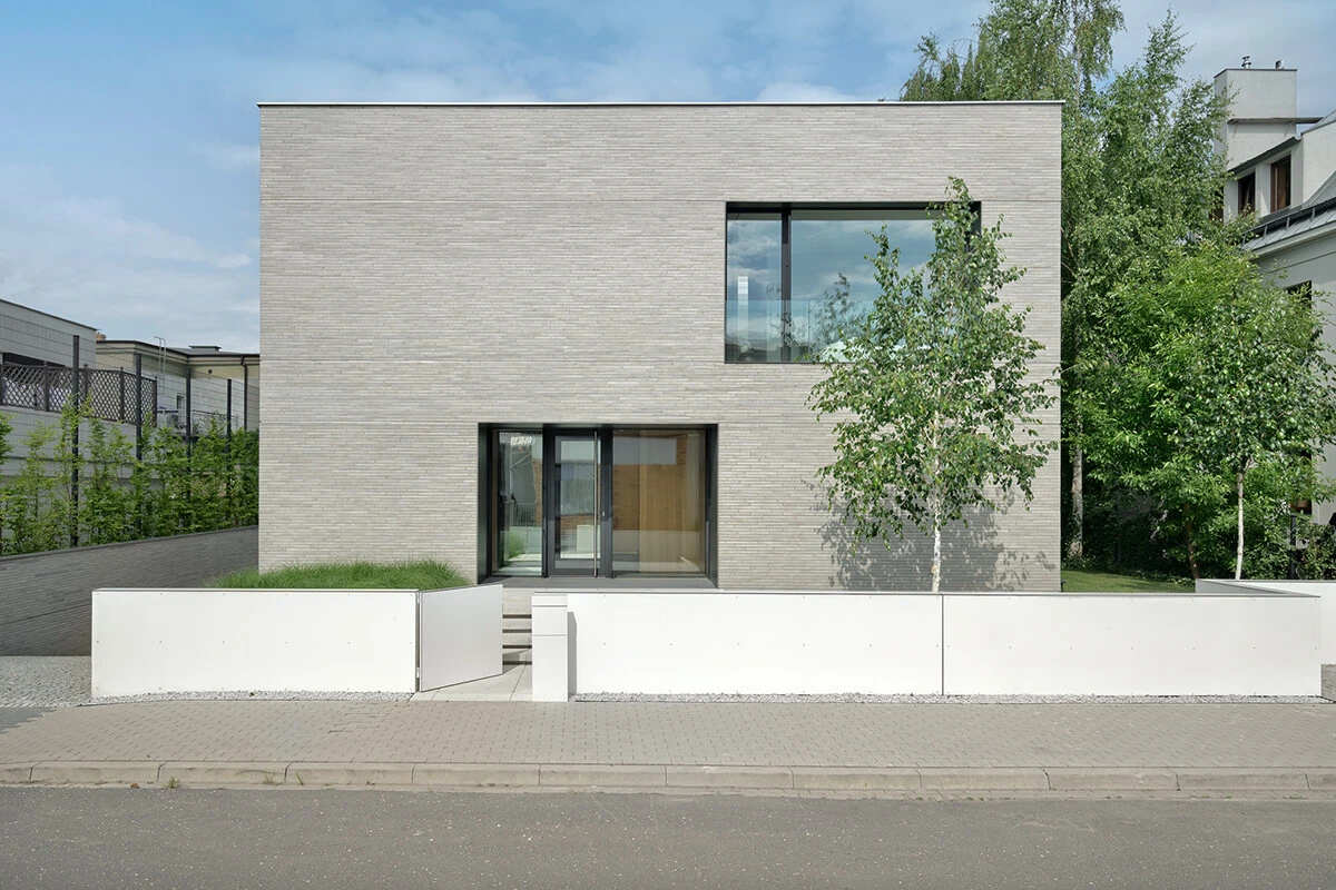 dzc-0501-dom-rozciety-02