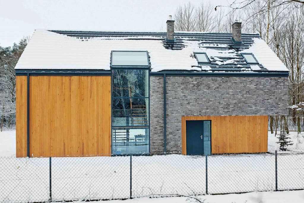 dzc-0203-dom-z-kinem-03