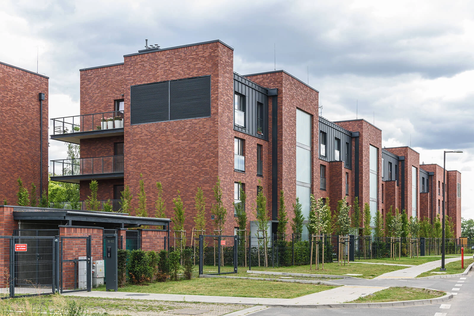 hf41-gothic-smile-02