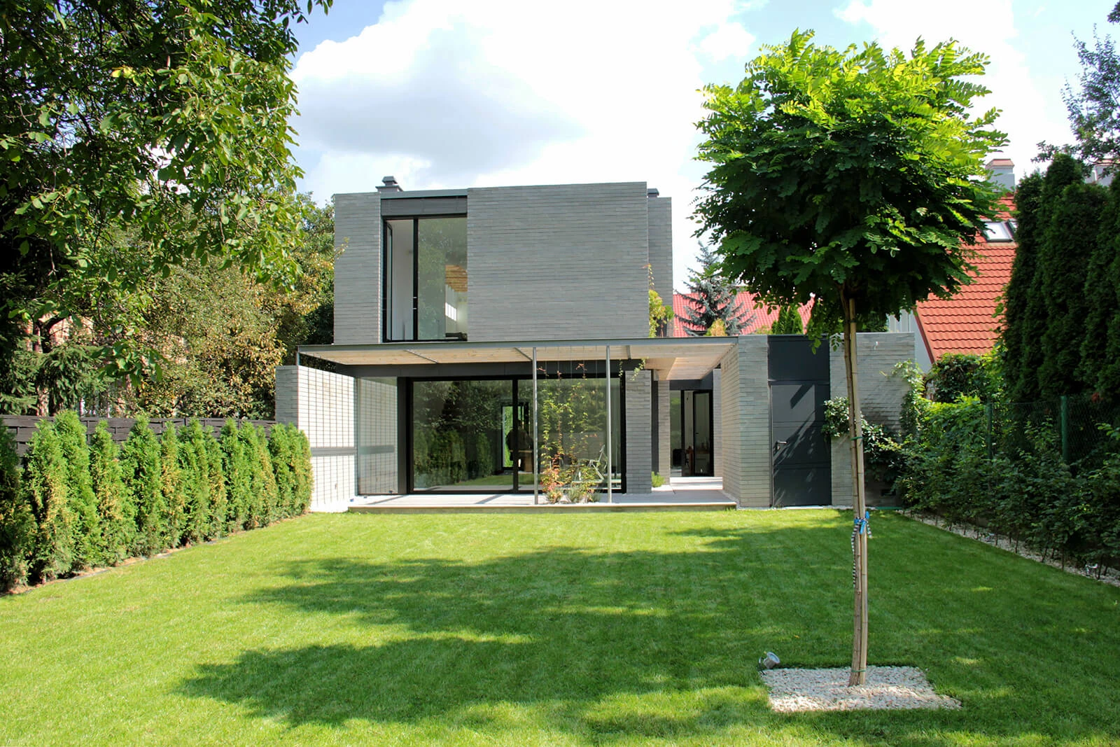 dzc-0516-dom-na-waskiej-dzialce-04