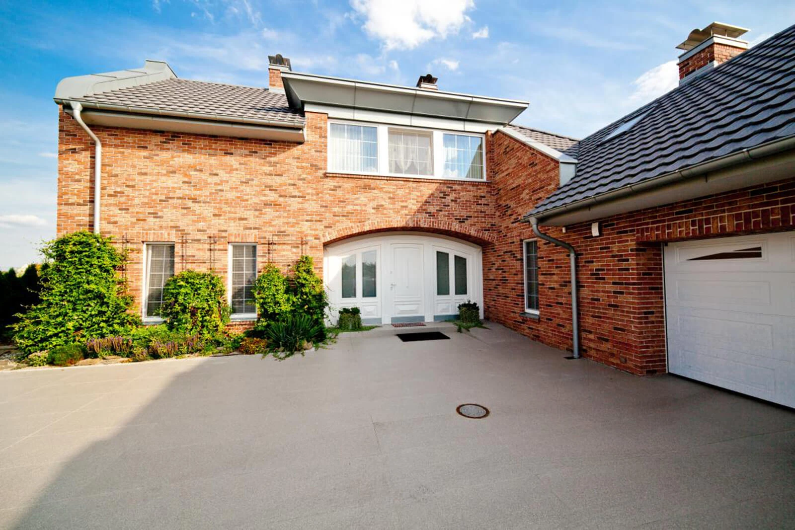 dzc-0285-dom-w-ogrodzie-03