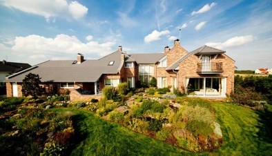 dzc-0285-dom-w-ogrodzie-