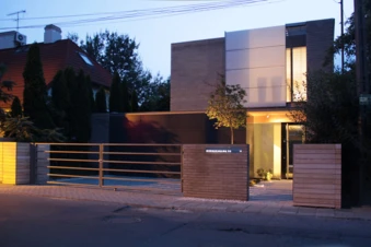 dzc-0516-dom-na-waskiej-dzialce-01